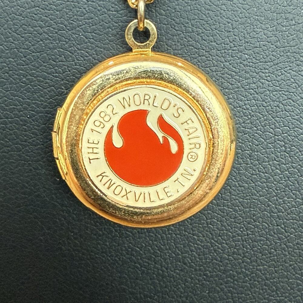 VTG 1982 World’s Fair Knoxville TN Picture Locket Necklace Gold Tone Collectible